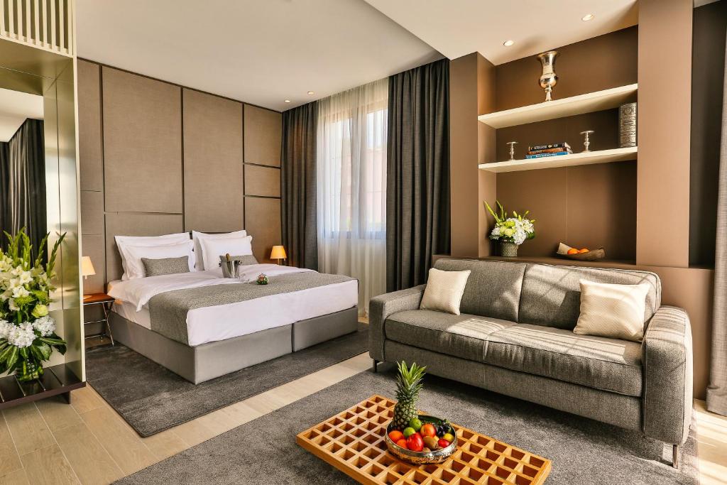 布德瓦Avanti Hotel & Spa的酒店客房,配有床和沙发