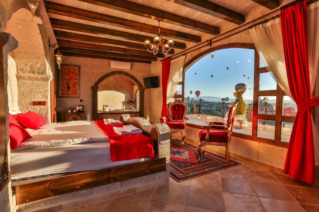 格雷梅卡帕多西亚洞穴酒店的一间卧室设有一张床和一个大窗户
