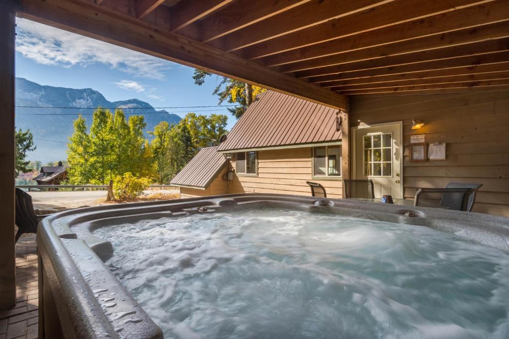 莱文沃思Vista View Chalet - 2 Bed 1 Bath Vacation home in Lake Wenatchee的房屋庭院的热水浴池