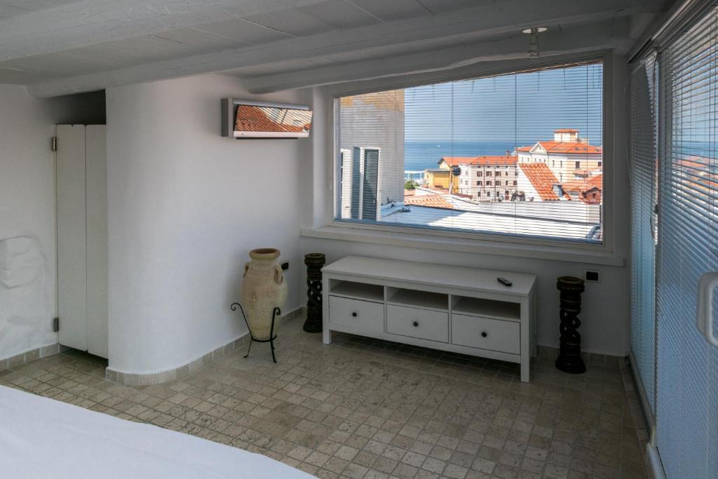 皮兰塞拜斯提安公寓的卧室设有大窗户,享有城市美景。