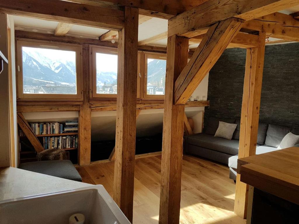 夏蒙尼-勃朗峰Beautiful apartment in Chamonix centre with superb mountain views的客厅设有大窗户和沙发