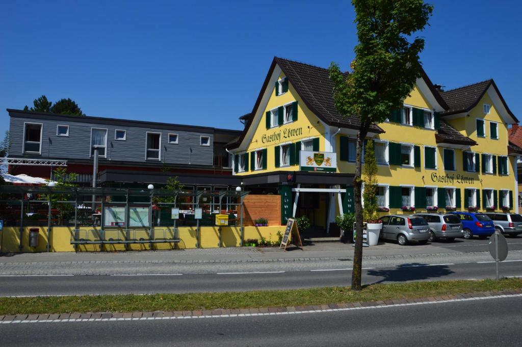 SulzHotel Pension Löwen in Sulz的街道边的黄色建筑