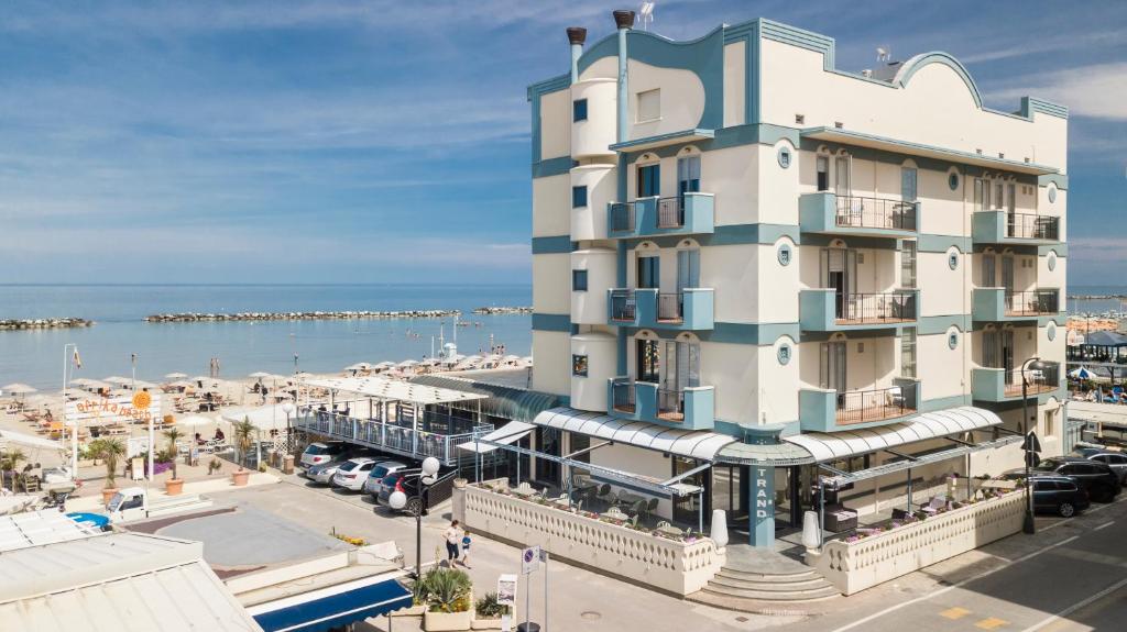 贝拉里亚-伊贾马里纳斯特兰德酒店的海边的建筑,设有停车场