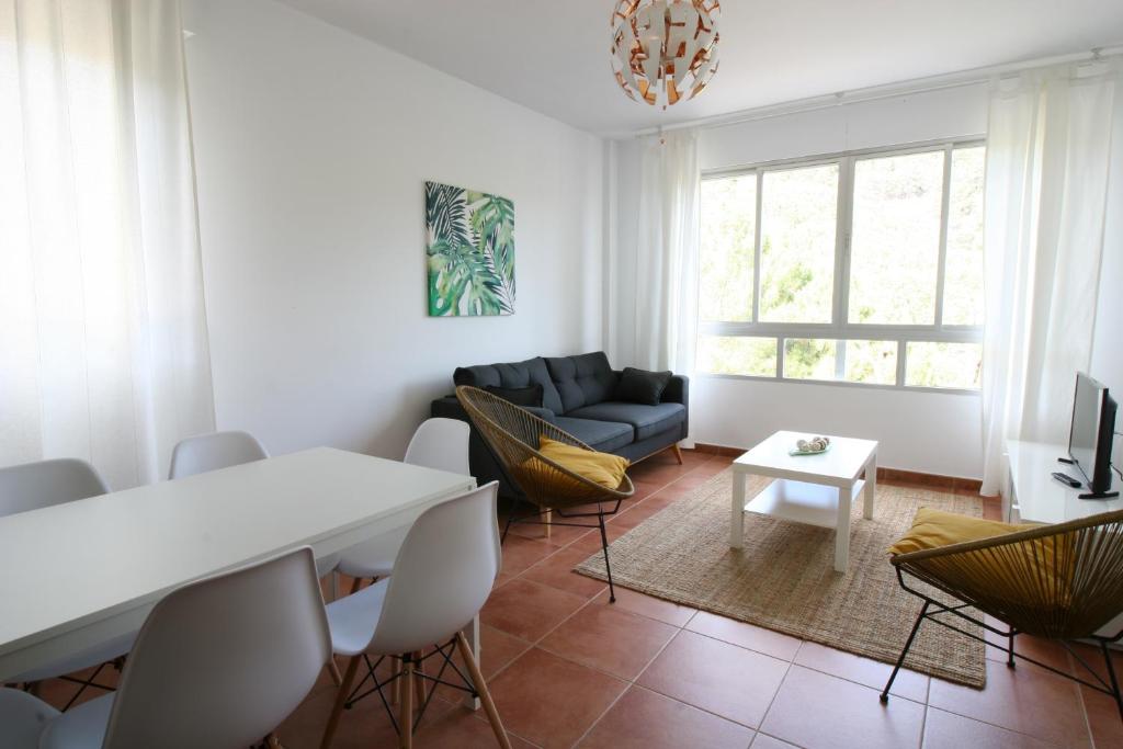 埃尔阿雷纳尔El Arrecorzo by #cherrygredos的客厅配有桌椅和沙发