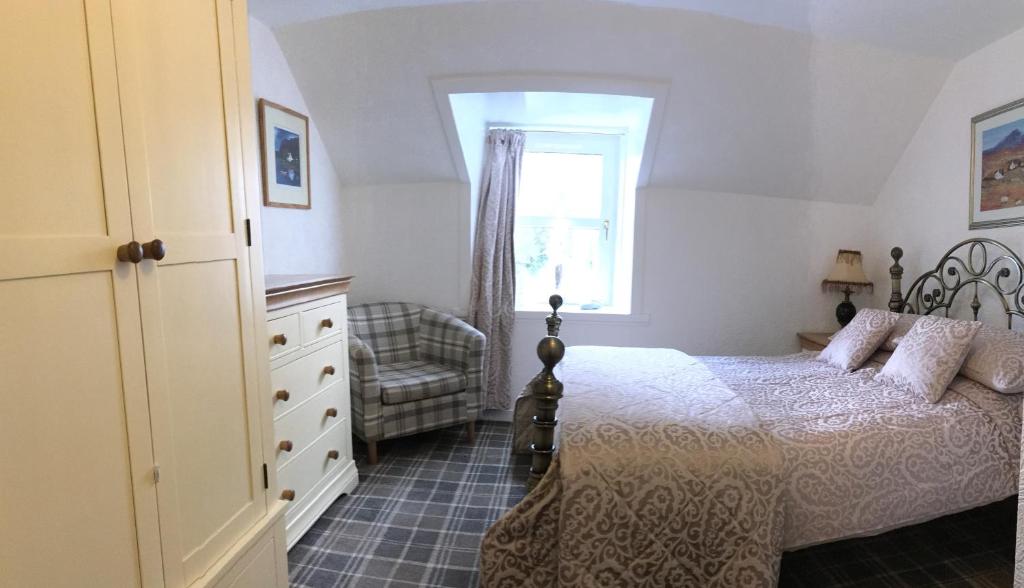 阿勒浦Ladysmith Guest House的一间卧室配有带梳妆台和窗户的床。
