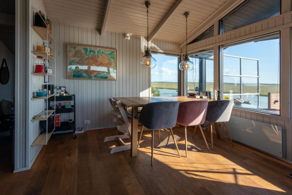塞尔福斯GreenKey Paradise Cabin的一间带桌子和椅子的用餐室