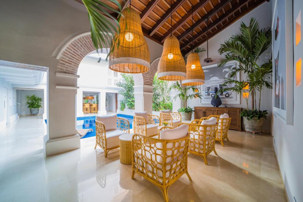 卡塔赫纳Casa La Merced by Mustique的用餐室配有桌椅和吊灯