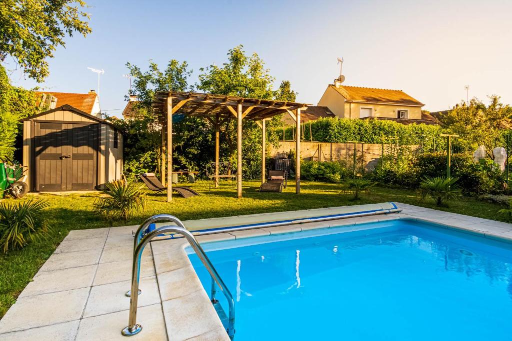 beautiful house with pool montry near disneyland paris