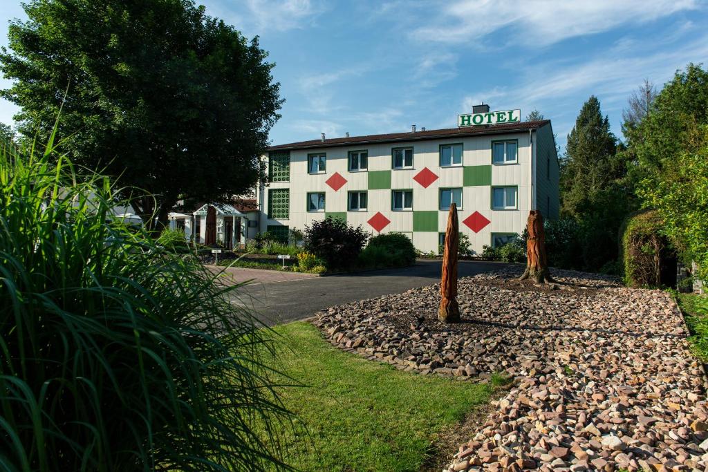 霍尔茨明登斯莱穆勒酒店的带有酒店读物标志的建筑