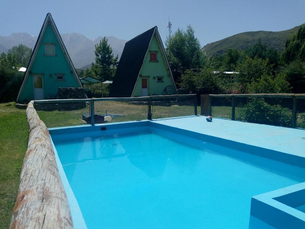 波特雷里约斯Complejo de Cabañas Tierra de Luna的一个带几个蒙古包的游泳池