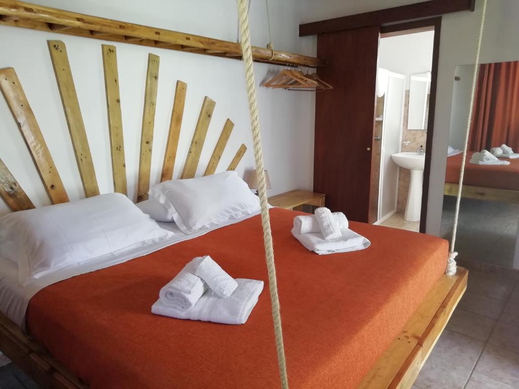 奥特朗托Agriturismo Massaro Pietro的一间卧室配有带毛巾的床