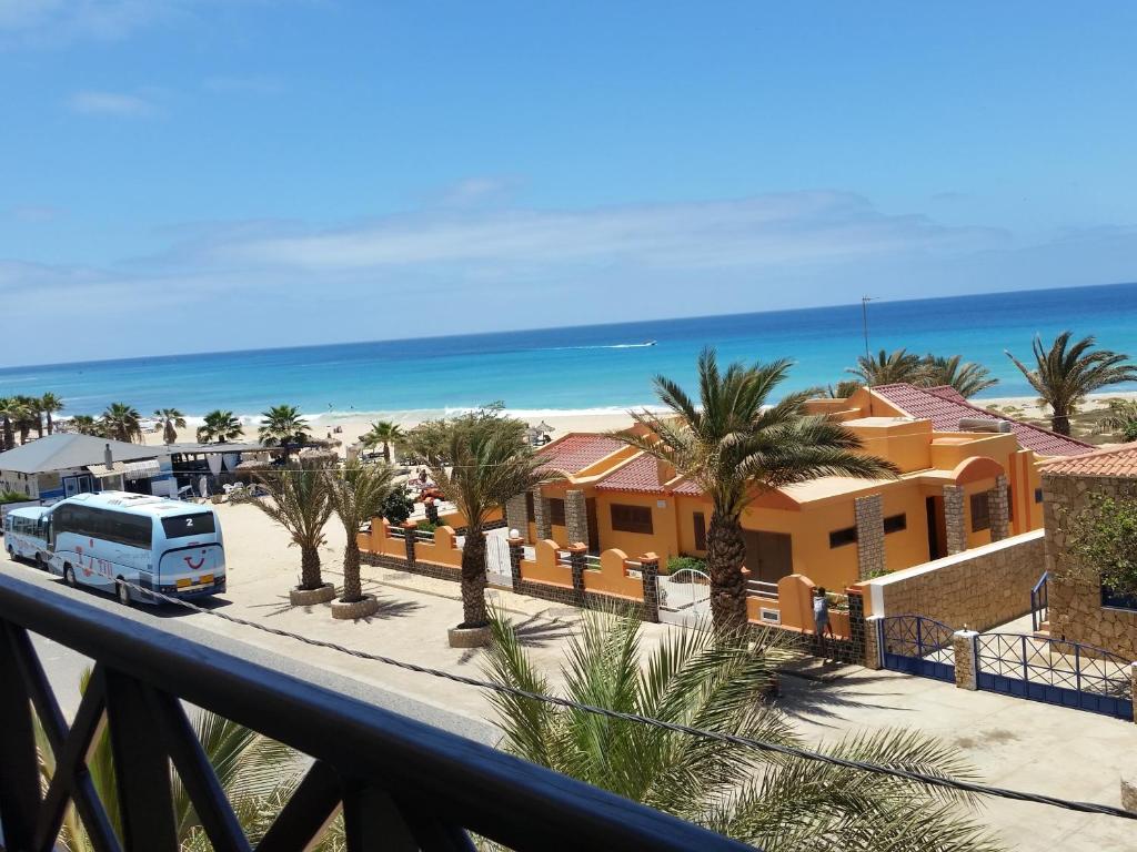圣玛丽亚Aparthotel Santa Maria Beach的从度假村的阳台上可欣赏到海滩景色