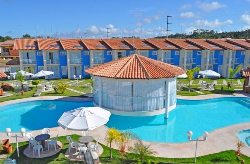塞古罗港Residencial Mont Sião - Tonziro的一座带大型游泳池和大楼的度假村