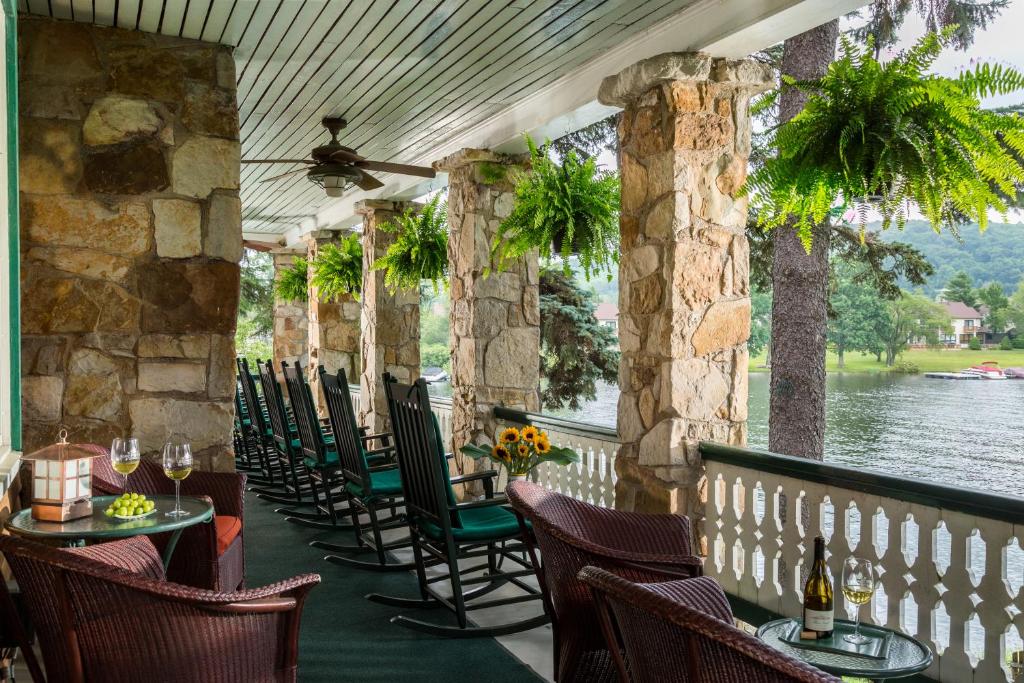麦克亨利Lake Pointe Inn的一间带桌椅并享有水景的餐厅
