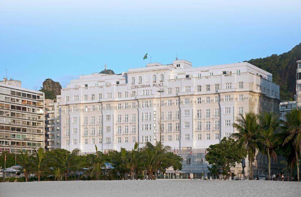 里约热内卢Copacabana Palace, A Belmond Hotel, Rio de Janeiro的一座白色的大建筑,前面有棕榈树