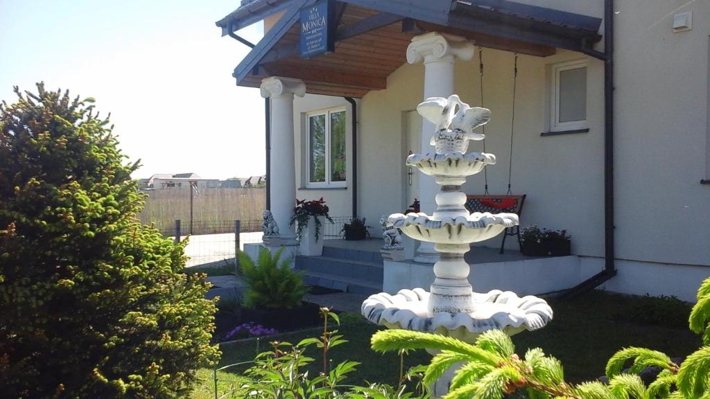 米耶伦科Villa Monica pokoje dwuosobowe tylko dla dorosłych的房屋前的白色喷泉