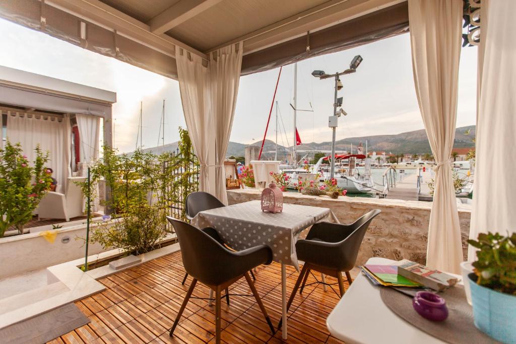 特罗吉尔Studio Tironi的阳台配有桌椅,享有码头的景致。