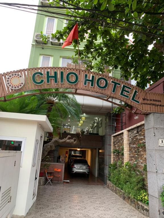 河内Chio Boutique Hotel的建筑前的别致酒店标志