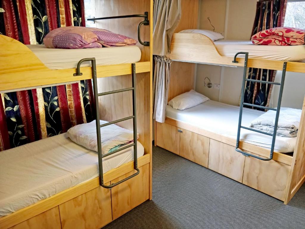 皇后镇弗莱明奇威背包客旅馆的宿舍间设有两张双层床,