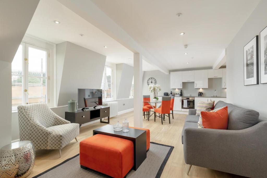 爱丁堡Destiny Scotland Hanover Apartments的客厅配有沙发和桌子