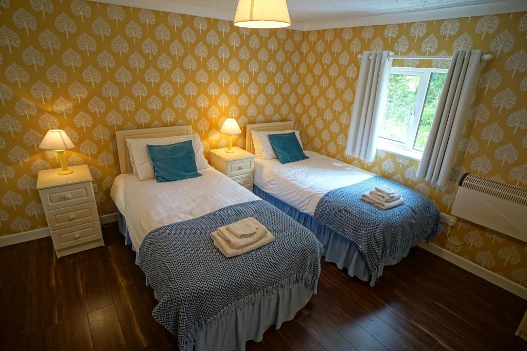 卡索曼Riverside apartment的一间卧室设有两张床和窗户。