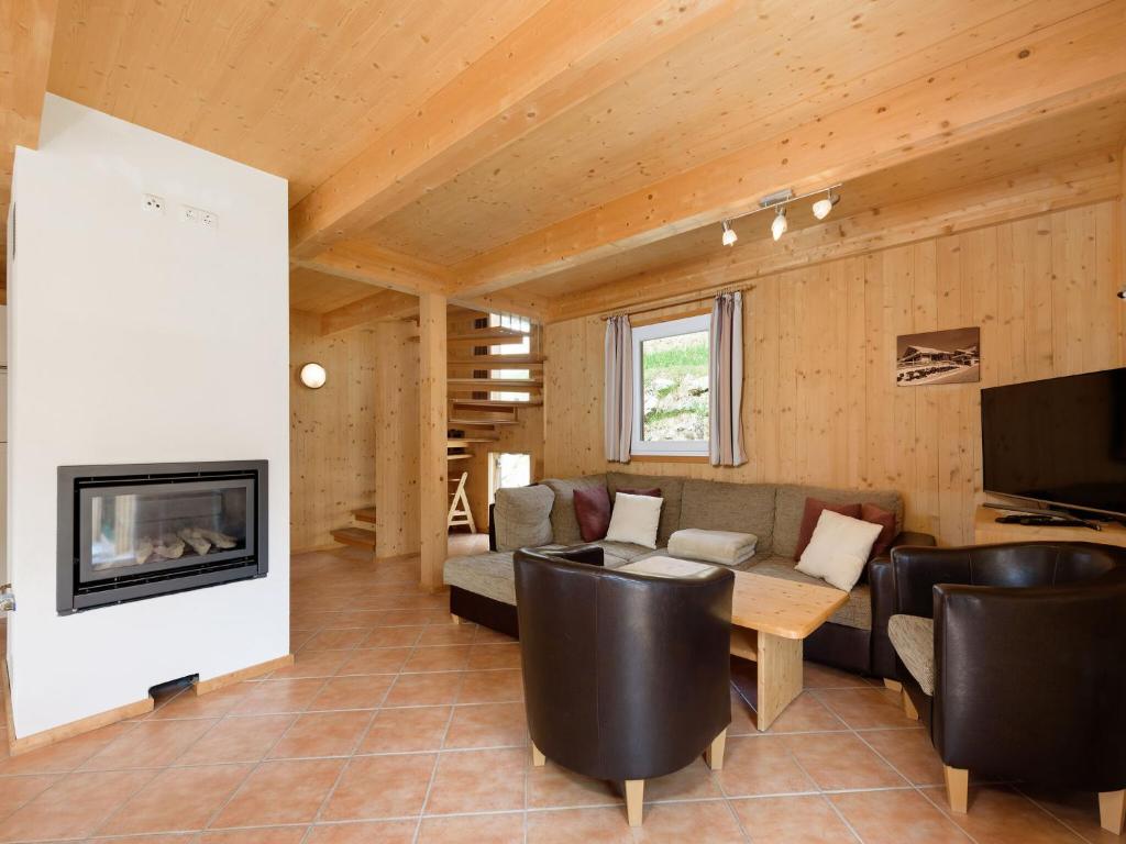 上陶恩Wooden chalet in Hohentauern Styria with sauna的带沙发和壁炉的客厅