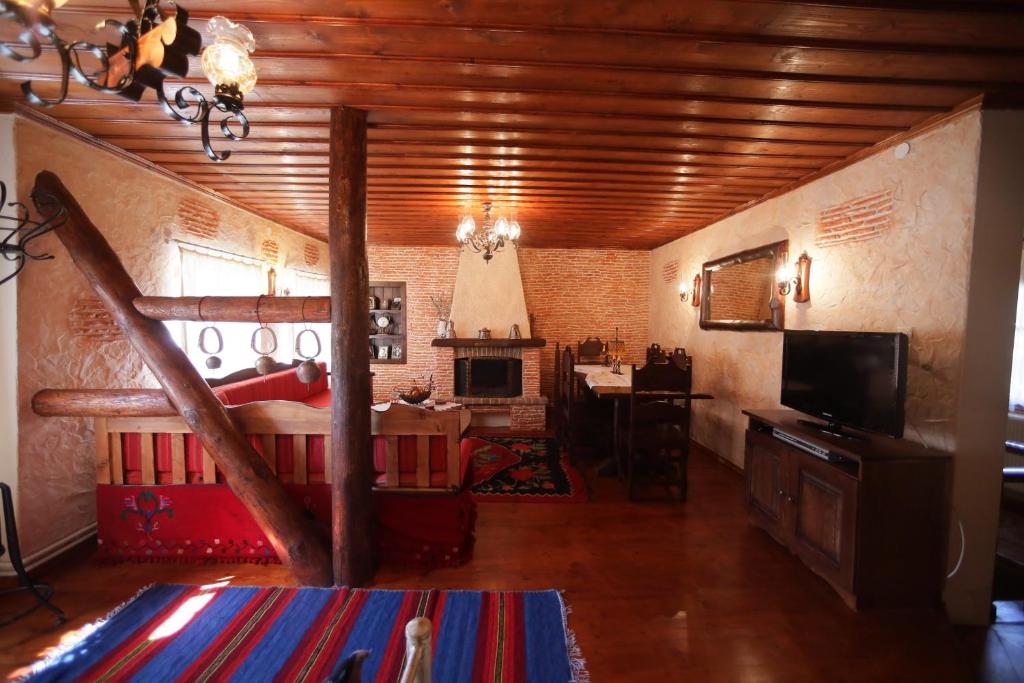 奥吉欧司吉玛洛斯Dora's House at Agios Germanos Prespes的一间带木制天花板的客厅和一间带沙发的客厅。