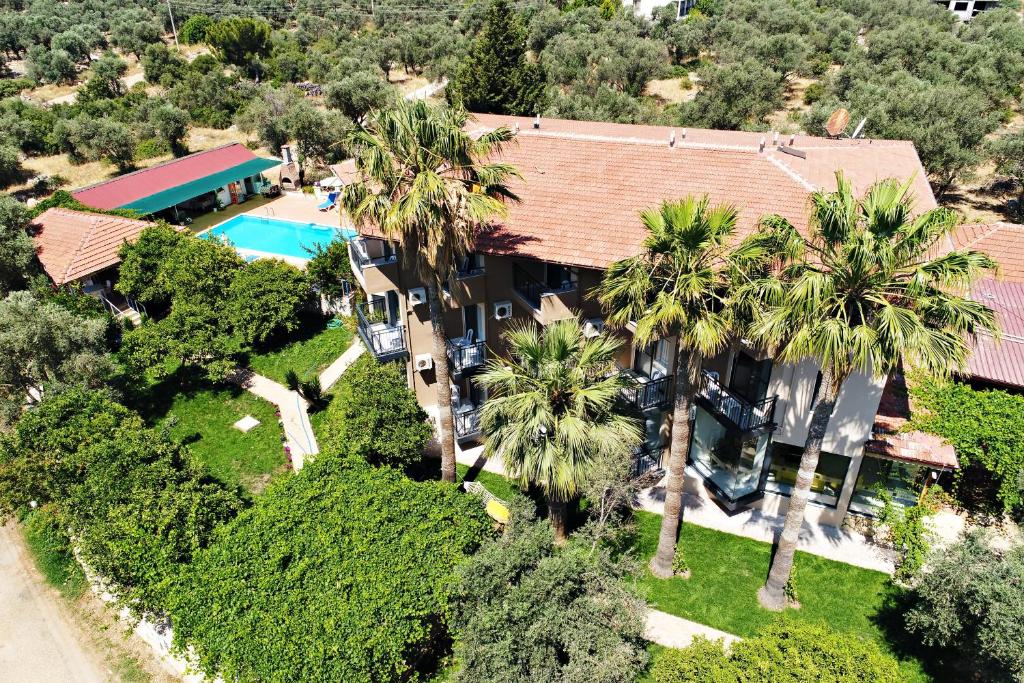 帕塔拉Ferah Hotel的享有带游泳池和棕榈树的别墅的空中景致