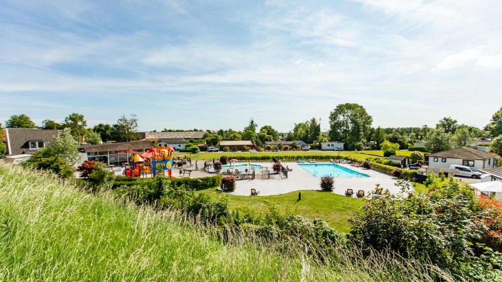 IJssellaanTopParken – Parc IJsselhoeve的享有度假村游泳池的空中景致