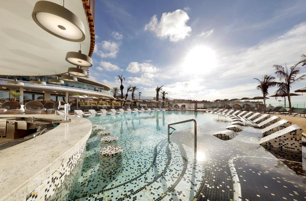 阿德耶特内里费硬石酒店度假村的棕榈树度假村的游泳池