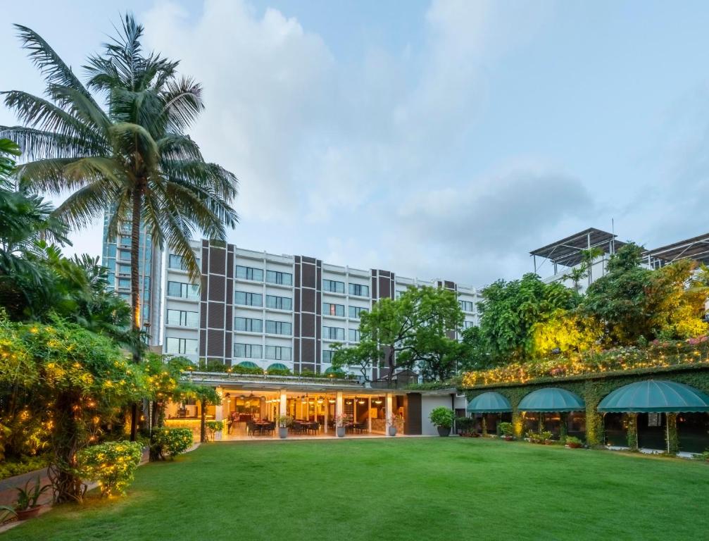 加尔各答Kenilworth Hotel, Kolkata的享有酒店外景,设有大院子