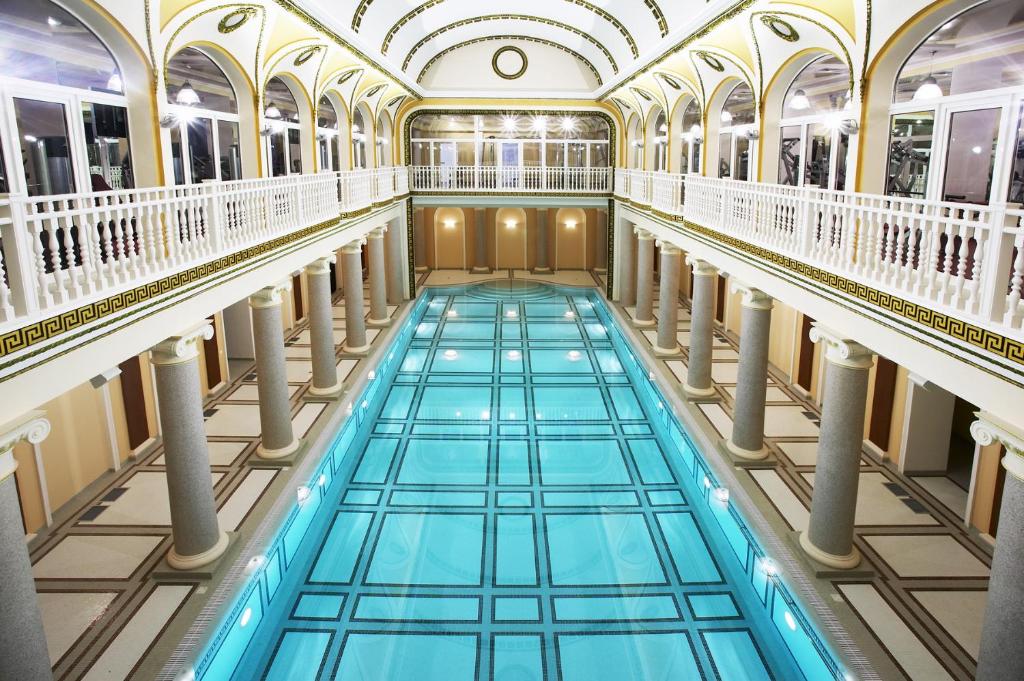 敖德萨伦敦斯卡娅SPA酒店的一座有柱子的建筑中间的游泳池