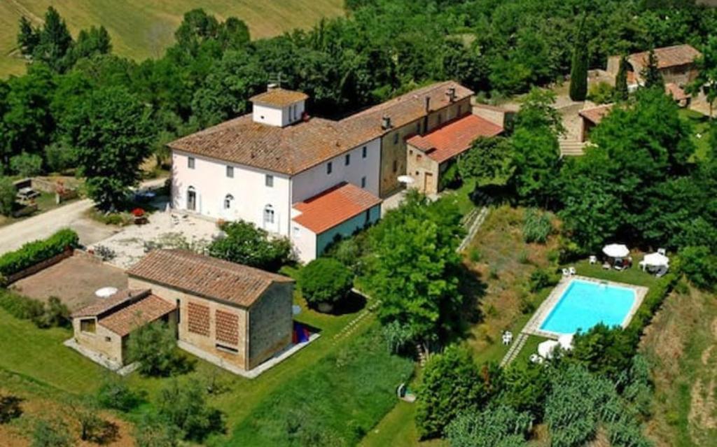 波吉邦西Agriturismo La Moraia的享有带游泳池的房屋的空中景致