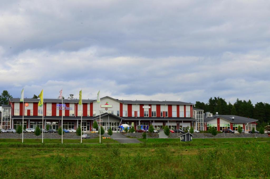 TuulosHotel Tuulonen的一座红色和白色的大建筑