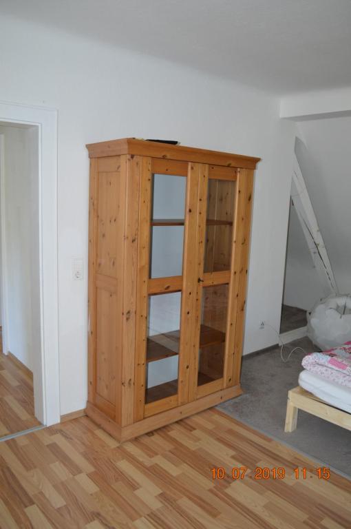 萨尔布吕肯Ferienwohnung Pitz的木柜,位于房间角落
