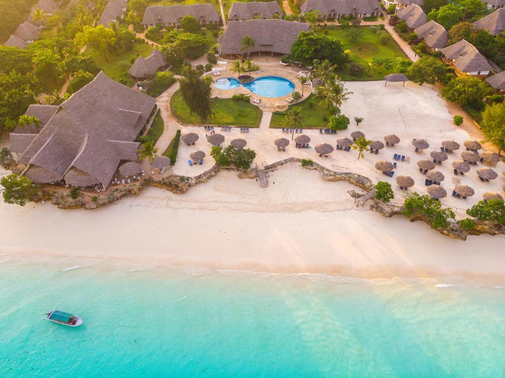 南威Sandies Baobab Beach Zanzibar的海滩上的度假村的空中景观