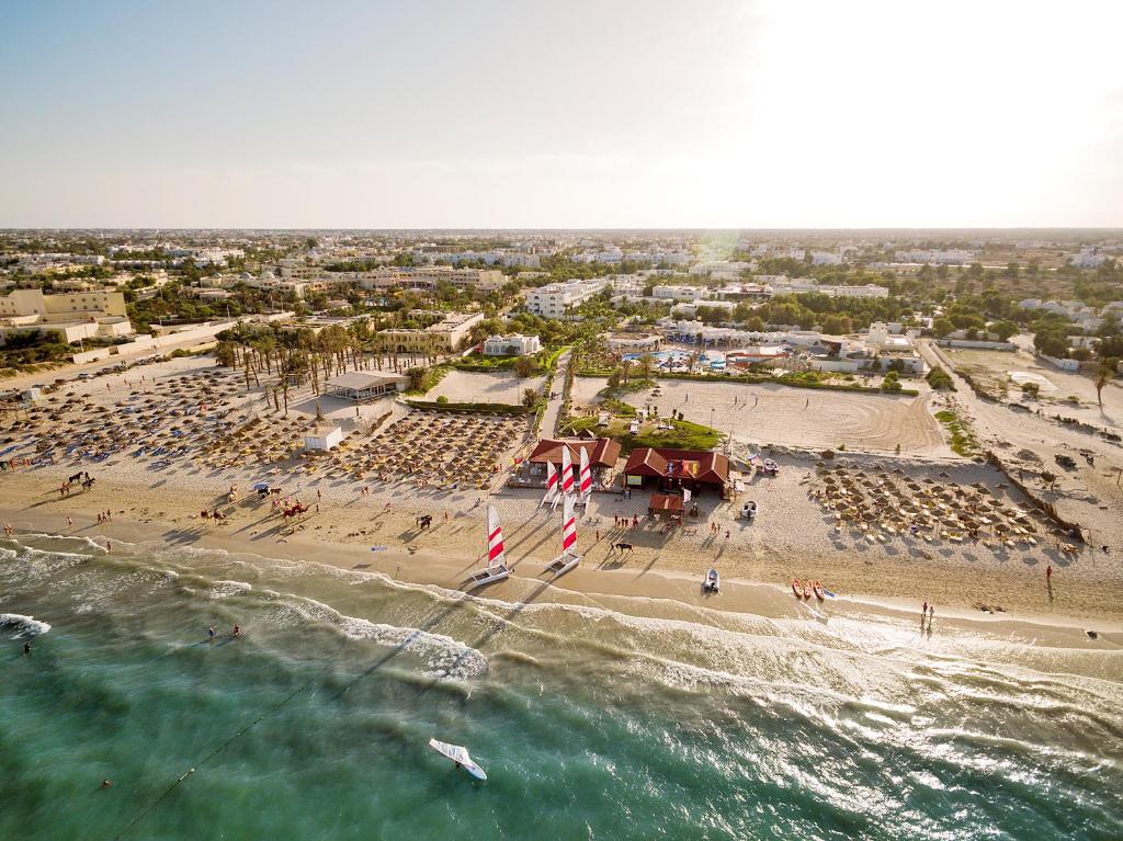 米多恩TUI MAGIC LIFE Penelope Beach - Families & Couples的一群人从空中欣赏海滩美景