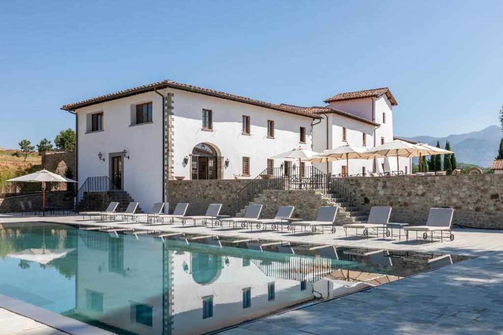 雷杰洛VIESCA Suites & Villas Il Borro Toscana的别墅前设有游泳池