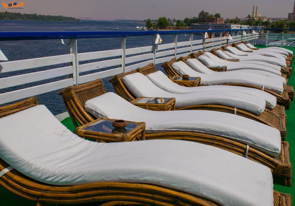 阿斯旺Nile Cruise Luxor Aswan 3,4 and 7 nights的游轮上一排藤椅