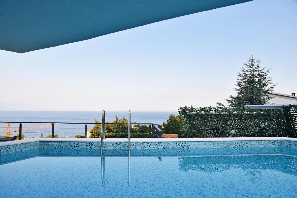奥帕提亚Apartments in Villa Ziza, rooftop swimming pool的海景游泳池