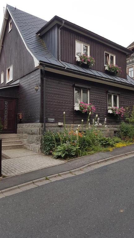施泰纳赫Ferienwohnung Müller的前面有鲜花的棕色房子