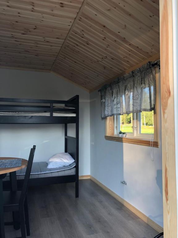 SörmarkSörmarks Camping的客房设有双层床和桌子。