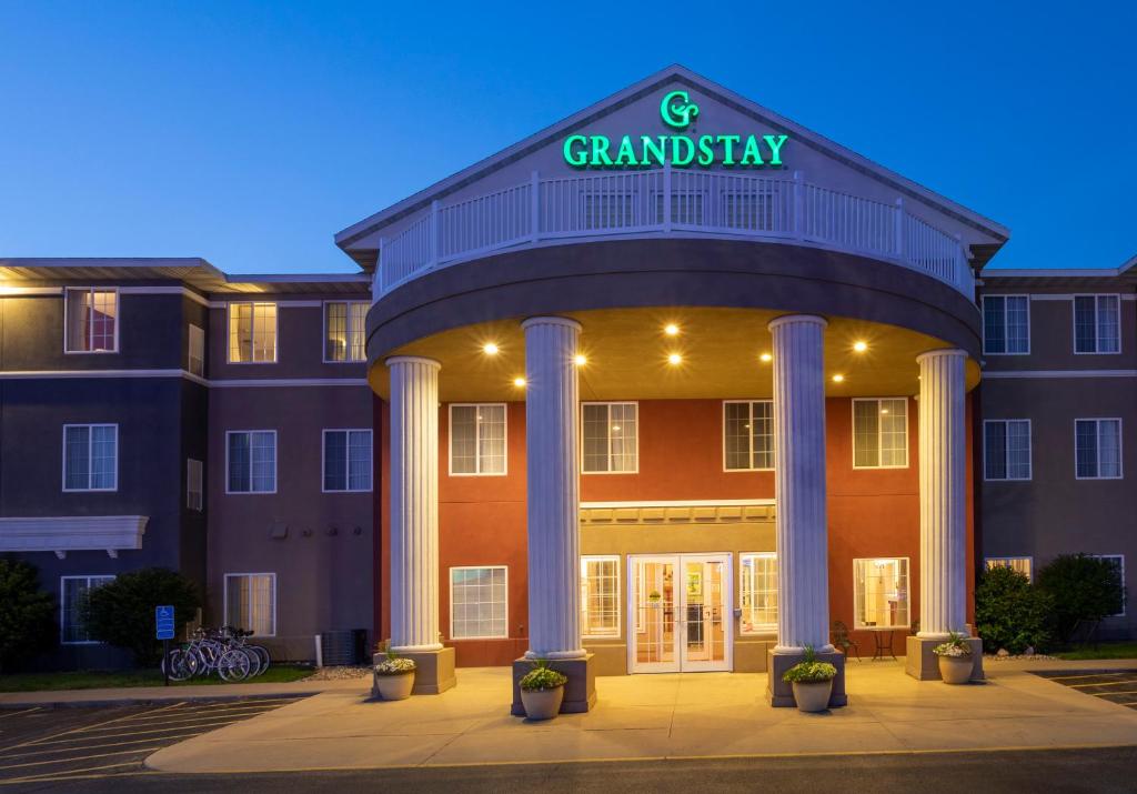 埃姆斯GrandStay Hotel & Suites Ames的上面有标志的建筑