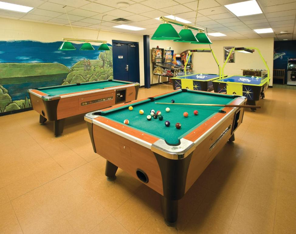 东斯特劳兹堡Club Wyndham Shawnee Village的一间台球室,房间内设有两张台球桌