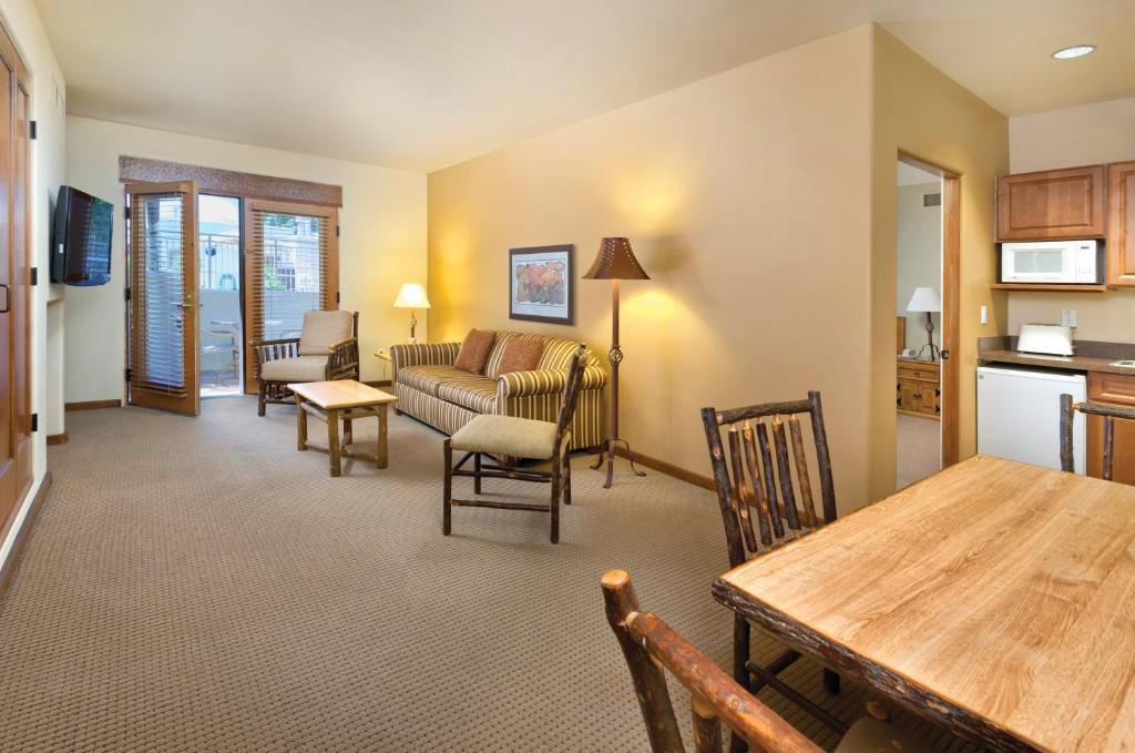 陶斯WorldMark Taos的客厅配有沙发和桌子