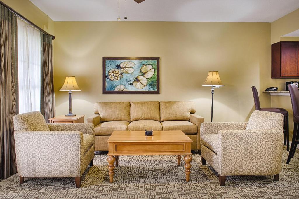基西米Club Wyndham Cypress Palms的客厅配有沙发和两把椅子