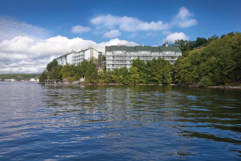 欧塞奇比奇奥沙克湖世誉酒店的一大片水体,有一座建筑的背景