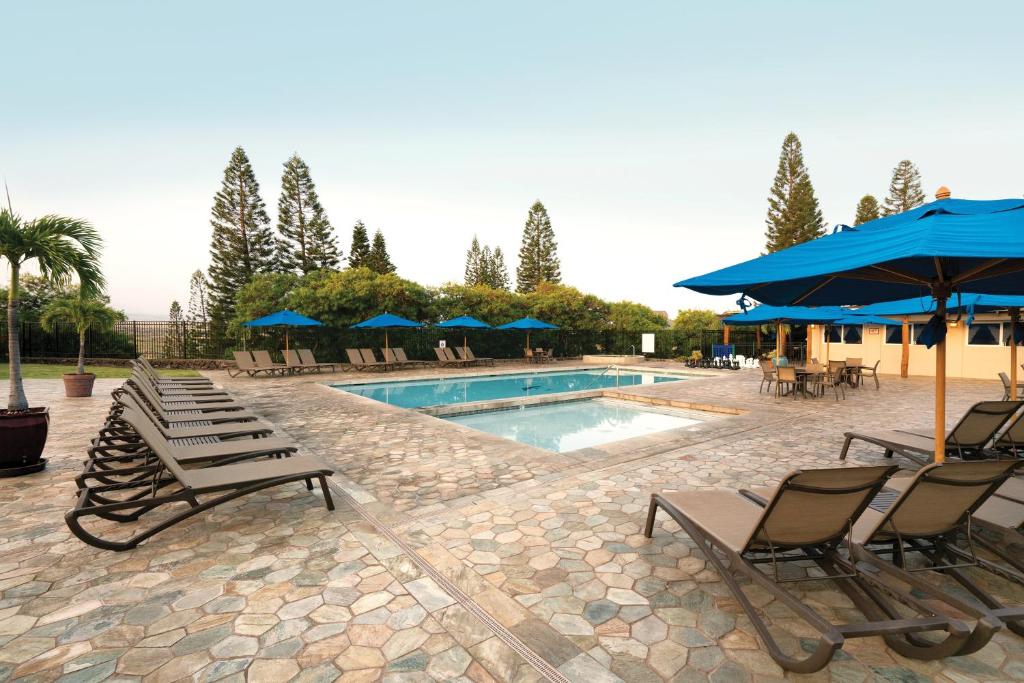 瓦克拉帕尼欧罗园林度假酒店的一个带躺椅和遮阳伞的游泳池