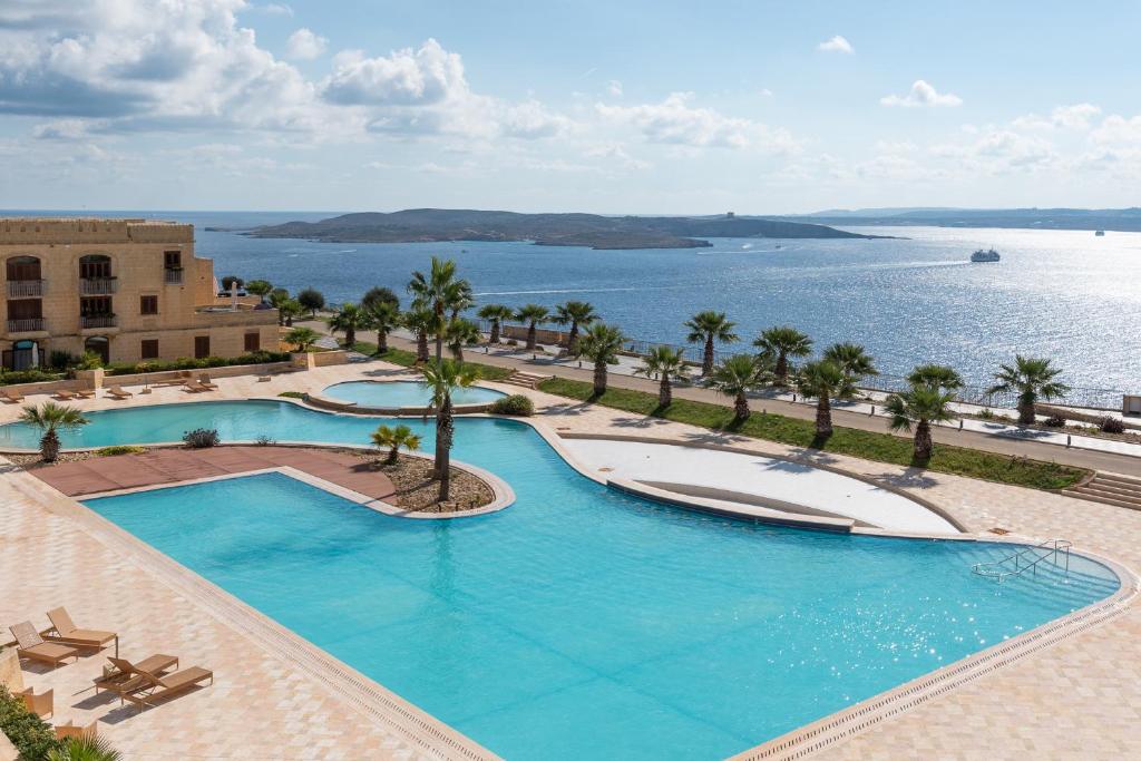 MġarrGetawayNpetto Private Duplex Maisonette with Jacuzzi Hot Tub的享有水景的大型游泳池