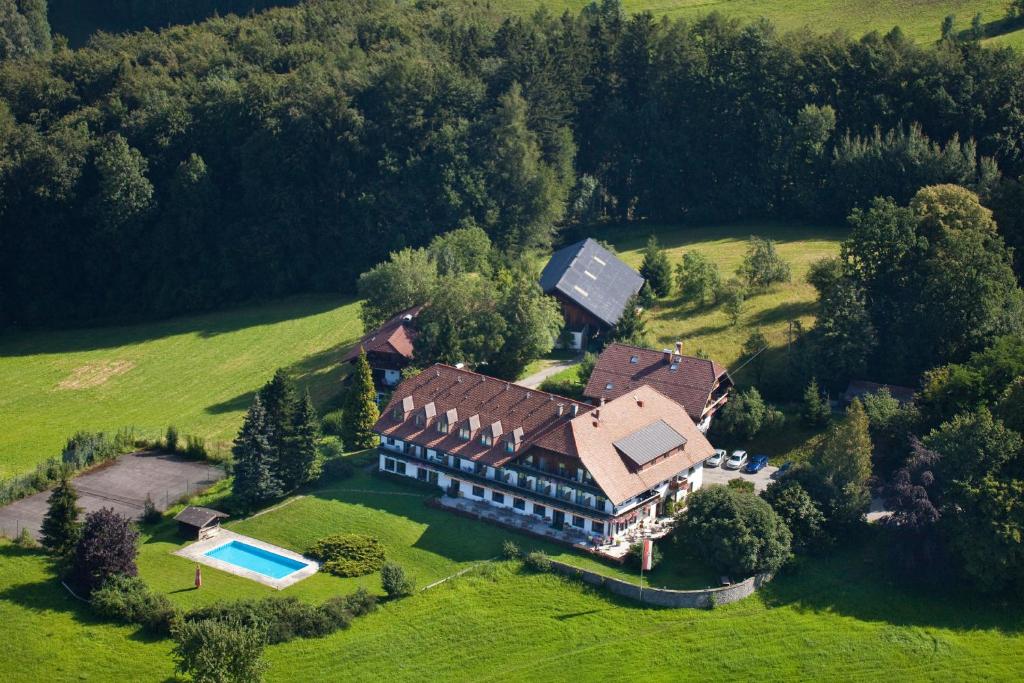 萨尔茨堡斯科恩奥西赫特酒店的享有带游泳池的大房子的空中景致